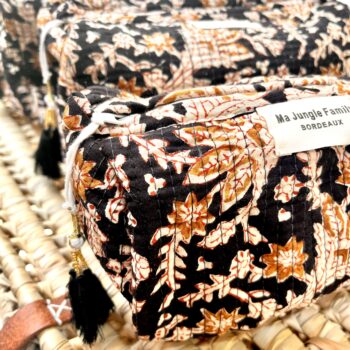 trousse de toilette en coton indien bleu nuit imprime blockprint fleuri matelasse moutarde pompon Jaipur Ma Jungle Family violet noir beige bagru