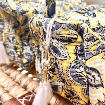 trousse de toilette en coton indien bleu nuit imprime blockprint fleuri matelasse moutarde pompon Jaipur Ma Jungle Family violet Plume