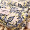 trousse de toilette en coton indien bleu nuit imprime blockprint fleuri matelasse moutarde pompon Jaipur Ma Jungle Family violet Plume bleue jaune