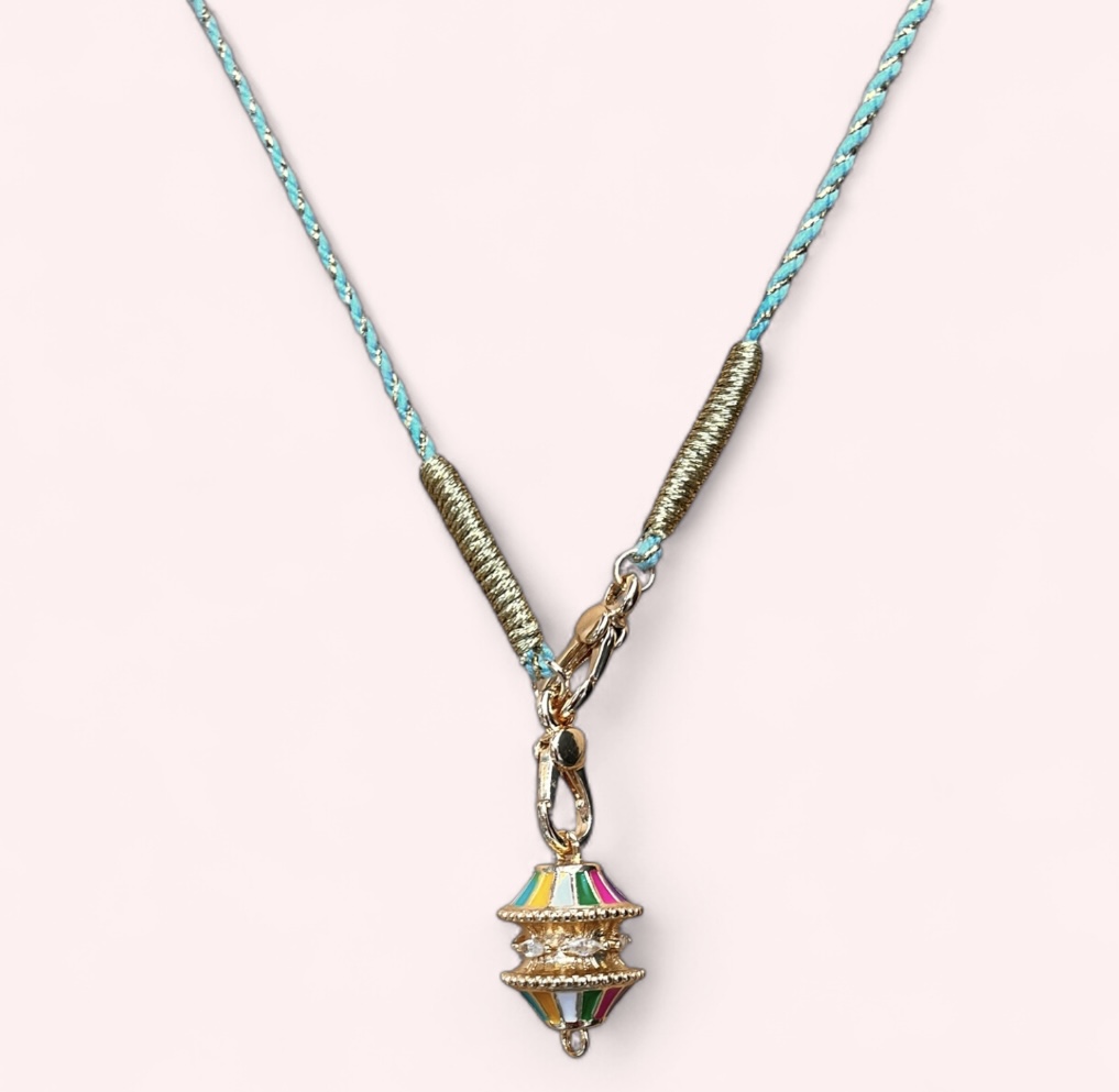 Collier talisman Mantra Doré : pendentif en émail plaqué or monté sur cordon torsadé bleu et doré, multicolore avec pierre semi-précieuse – fait main en Inde. Mya bay. Ma Jungle Family