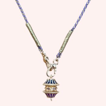 Collier talisman Mantra Doré : pendentif en émail plaqué or monté sur cordon torsadé bleu et doré, multicolore, violet, noir, rose et vert avec pierre semi-précieuse – fait main en Inde. Mya bay. Ma Jungle Family
