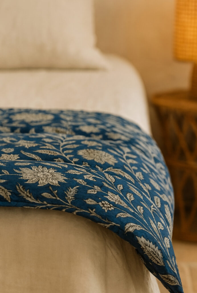 courtepointe edredon sofa cover, bout de lit, safran jaune moutarde, coton indien fleuri tres doux soyuex imprimé au blockprint en inde a jaipur Ma jungle family bleu Ibiza santorin