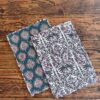 set de table matelassé coton indien fait main a jaipur motif fleuri au blockprint vert émeraude violet fleurs rose fluo Ma Jungle Family Bleu nuit fleur de dahlia rouge, noir et blanc, réversible, turquoise