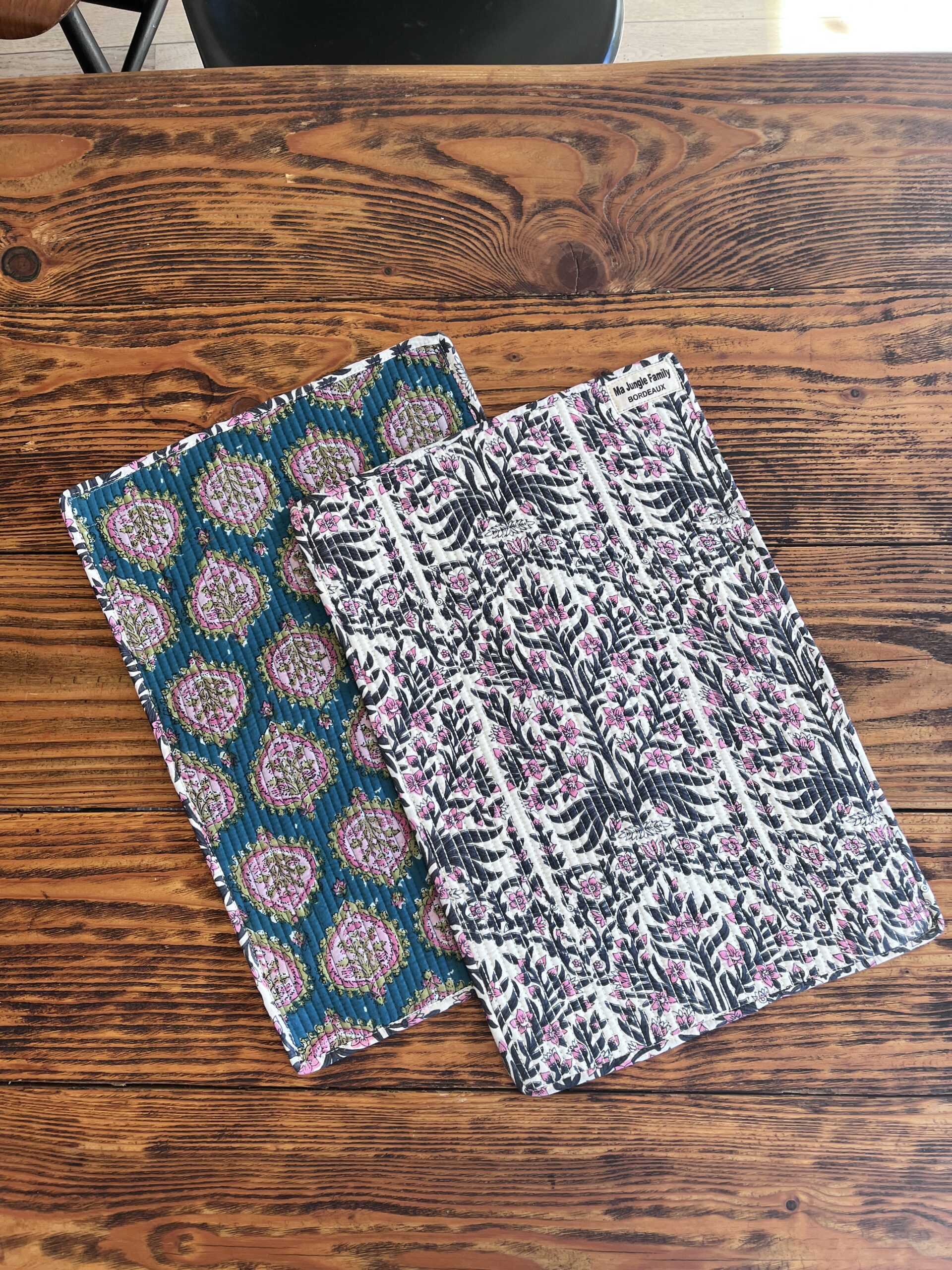 set de table matelassé coton indien fait main a jaipur motif fleuri au blockprint vert émeraude violet fleurs rose fluo Ma Jungle Family Bleu nuit fleur de dahlia rouge, noir et blanc, réversible, turquoise