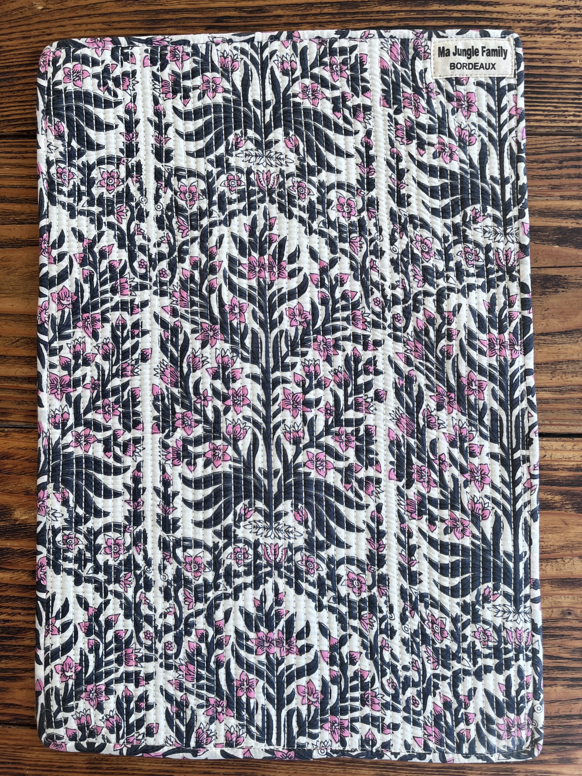 set de table matelassé coton indien fait main a jaipur motif fleuri au blockprint vert émeraude violet fleurs rose fluo Ma Jungle Family Bleu nuit fleur de dahlia rouge, noir et blanc, réversible, turquoise