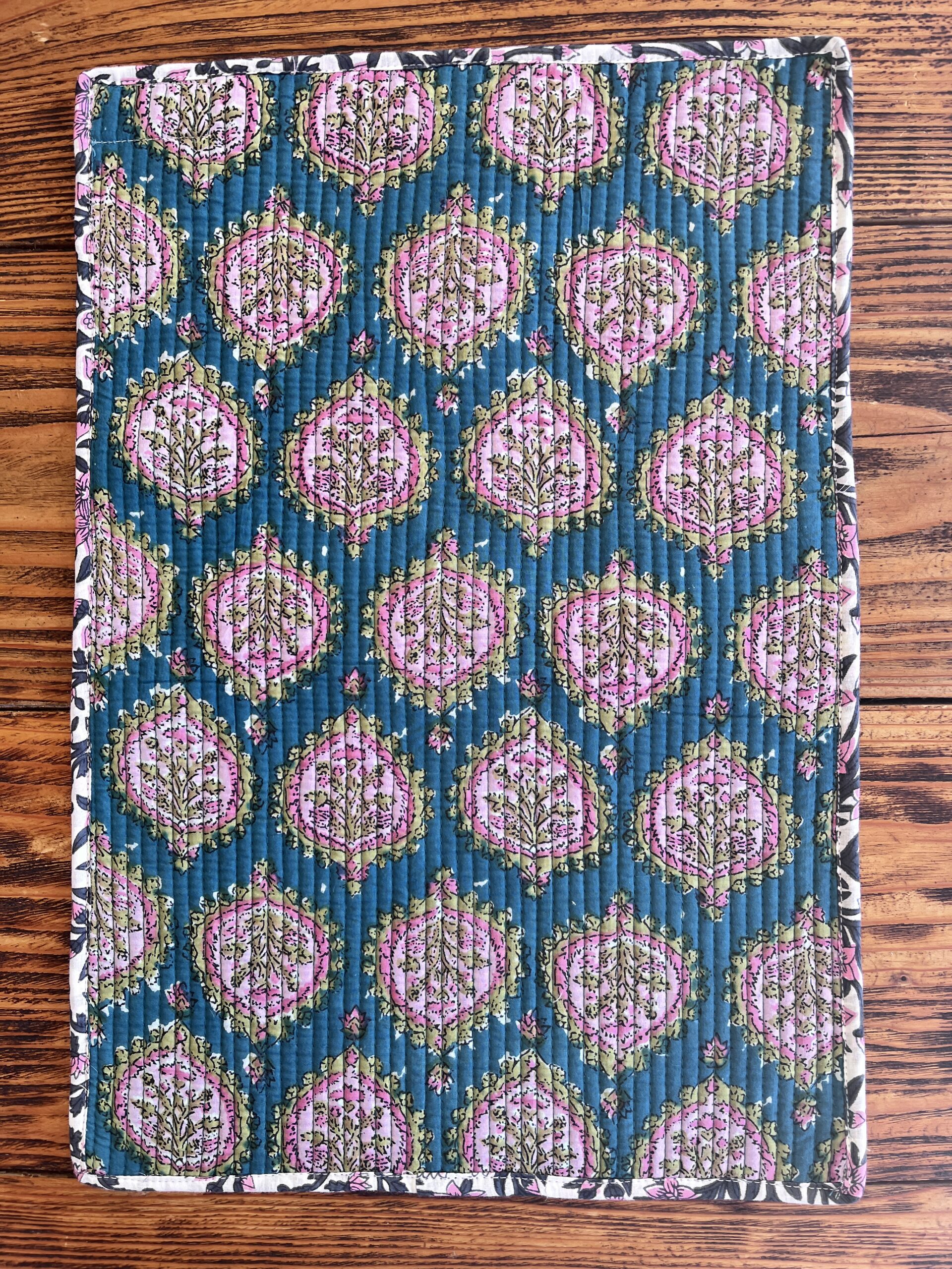 set de table matelassé coton indien fait main a jaipur motif fleuri au blockprint vert émeraude violet fleurs rose fluo Ma Jungle Family Bleu nuit fleur de dahlia rouge, noir et blanc, réversible, turquoise
