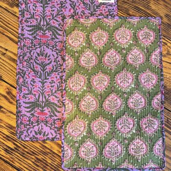 set de table matelassé coton indien fait main a jaipur motif fleuri au blockprint vert émeraude violet fleurs rose fluo Ma Jungle Family Bleu nuit fleur de dahlia rouge, violet, vert