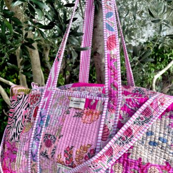 Détails patchwork blockprint sur sac en coton – fabrication artisanale 4. Grand sac week-end bohème en coton – motifs indiens blockprint 5. Sac multi-usages patchwork – voyage, sport, sac à langer 6. Sac patchwork artisanal fabriqué en Inde – blockprint traditionnel Ma Jungle Family