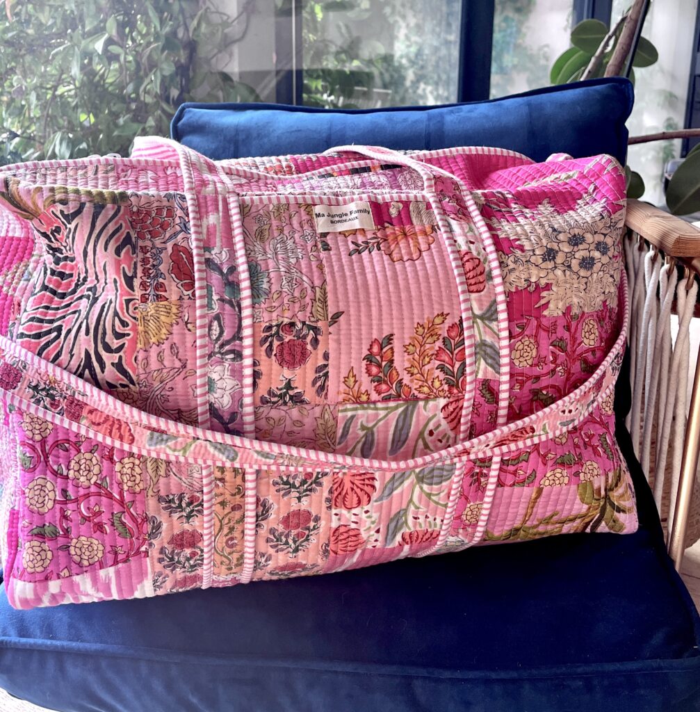 Détails patchwork blockprint sur sac en coton – fabrication artisanale 4. Grand sac week-end bohème en coton – motifs indiens blockprint 5. Sac multi-usages patchwork – voyage, sport, sac à langer 6. Sac patchwork artisanal fabriqué en Inde – blockprint traditionnel Ma Jungle Family