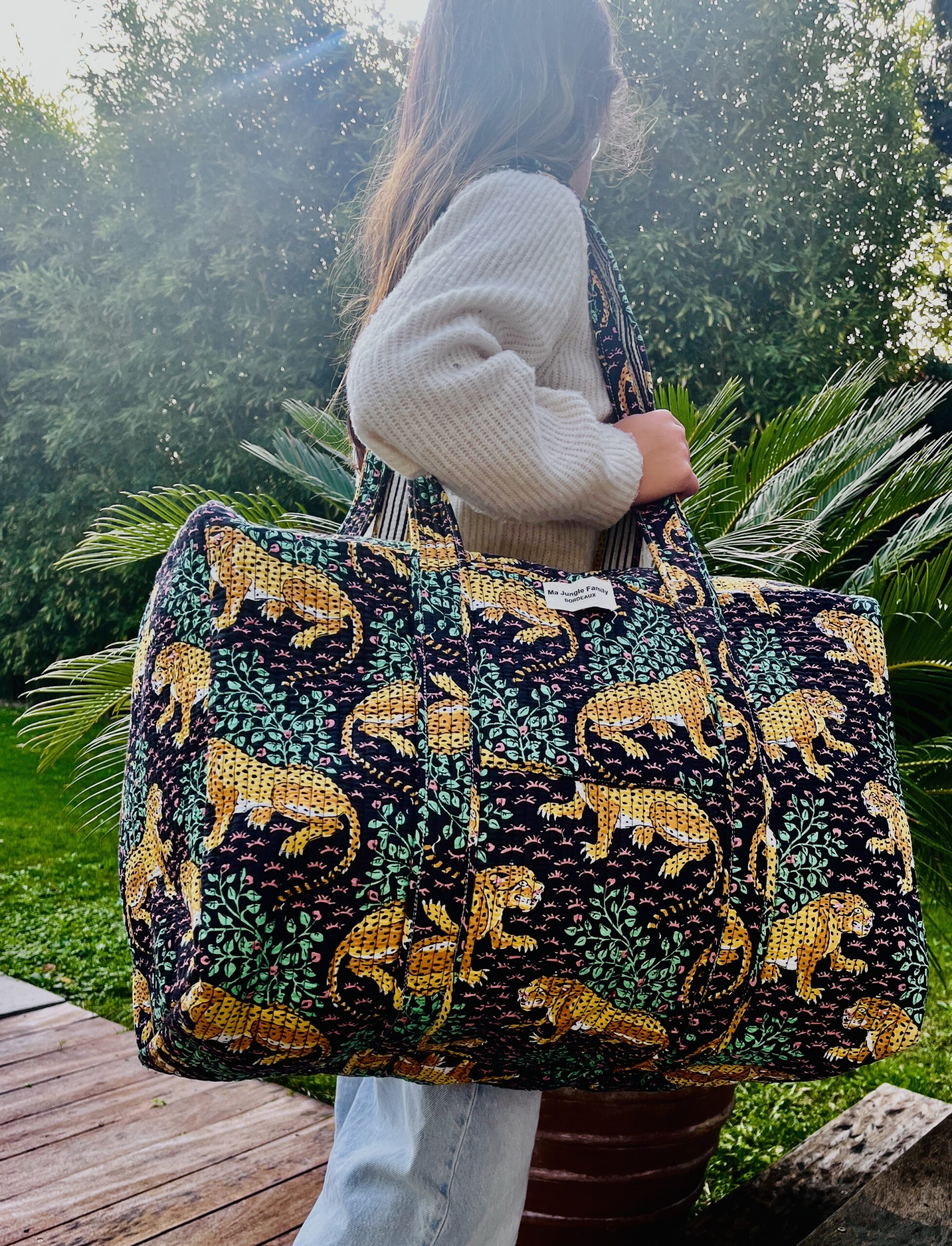 Détails patchwork blockprint sur sac en coton – fabrication artisanale 4. Grand sac week-end bohème en coton – motifs indiens blockprint 5. Sac multi-usages patchwork – voyage, sport, sac à langer 6. Sac patchwork artisanal fabriqué en Inde – blockprint traditionnel Ma Jungle Family