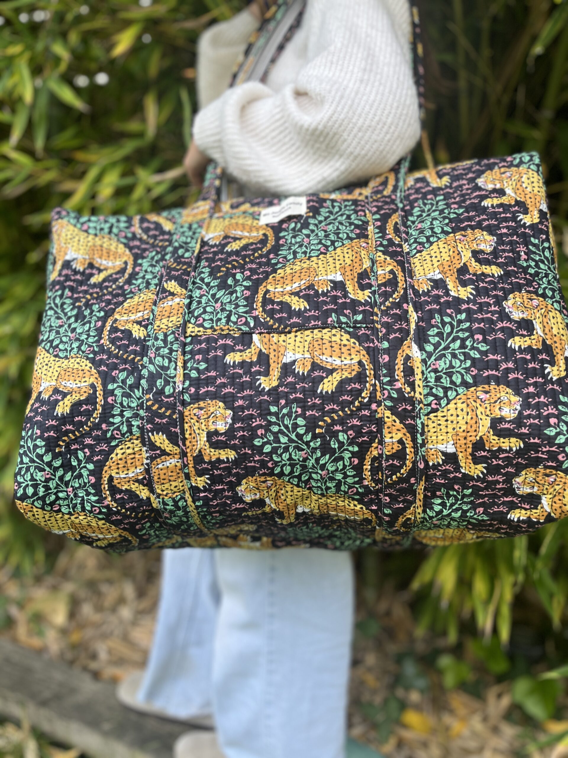 Détails patchwork blockprint sur sac en coton – fabrication artisanale 4. Grand sac week-end bohème en coton – motifs indiens blockprint 5. Sac multi-usages patchwork – voyage, sport, sac à langer 6. Sac patchwork artisanal fabriqué en Inde – blockprint traditionnel Ma Jungle Family