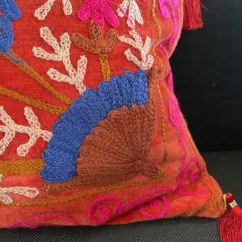 Housse de coussin en velours brodé avec de la laine, dessin fleuri, pompons, dehoussable, turquoise, rouge, rose, bleu marine, fait a la main en Inde , caravane paris, Ma Jungle Family