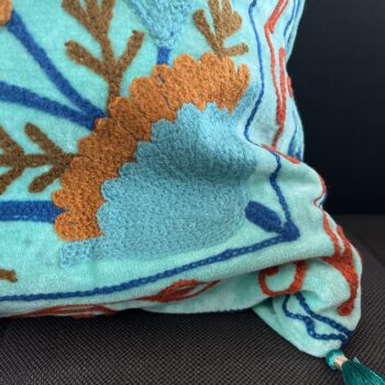 Housse de coussin en velours brodé avec de la laine, dessin fleuri, pompons, dehoussable, turquoise, rouge, rose, bleu marine, fait a la main en Inde Ma Jungle Family