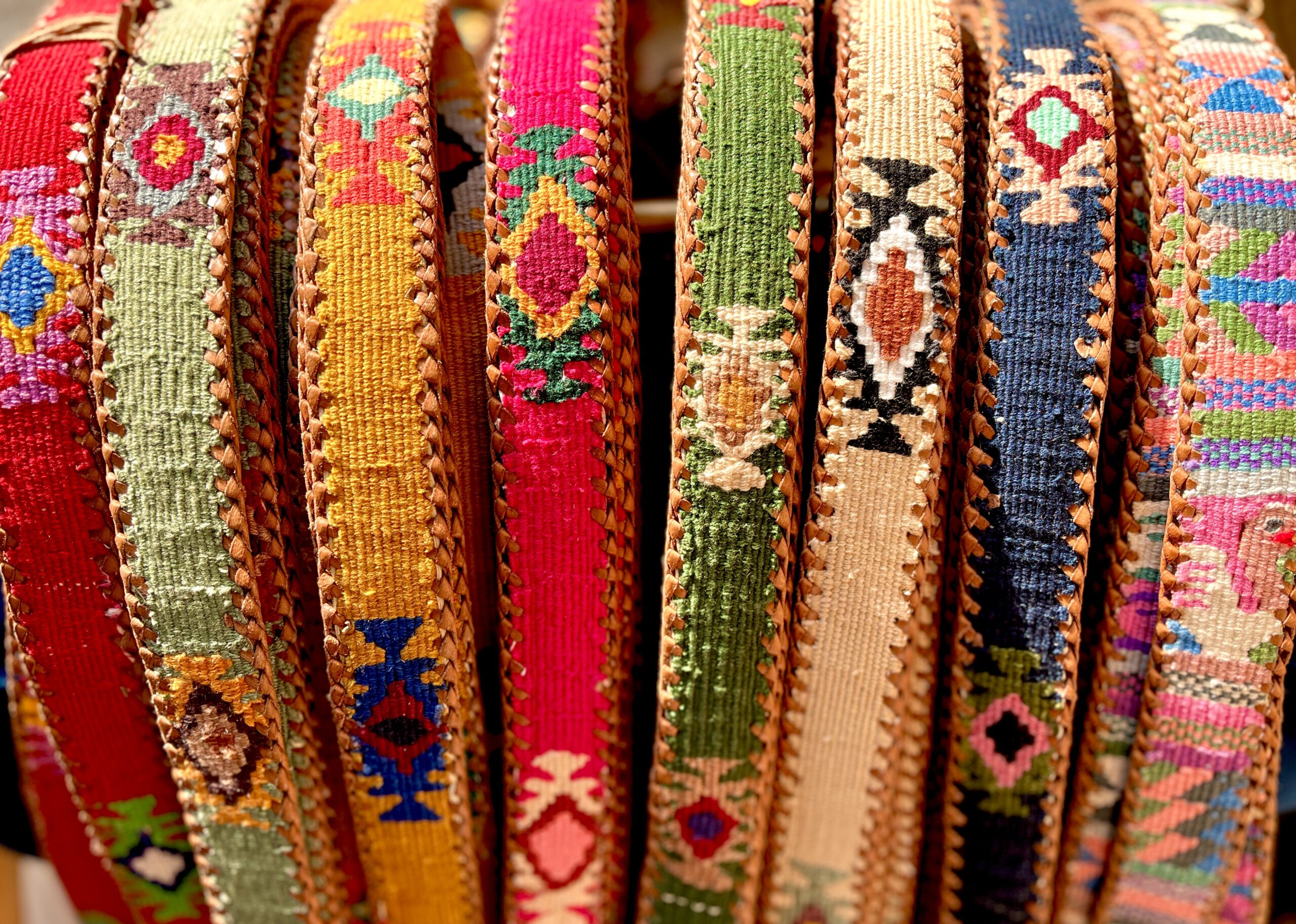 Ceinture brodée ethnique, coton tisse a la main, Guatemala, cuir véritable tresse. Là mansa, latch, Ma Jungle Family, l’île bleue, bordeaux, très colorée