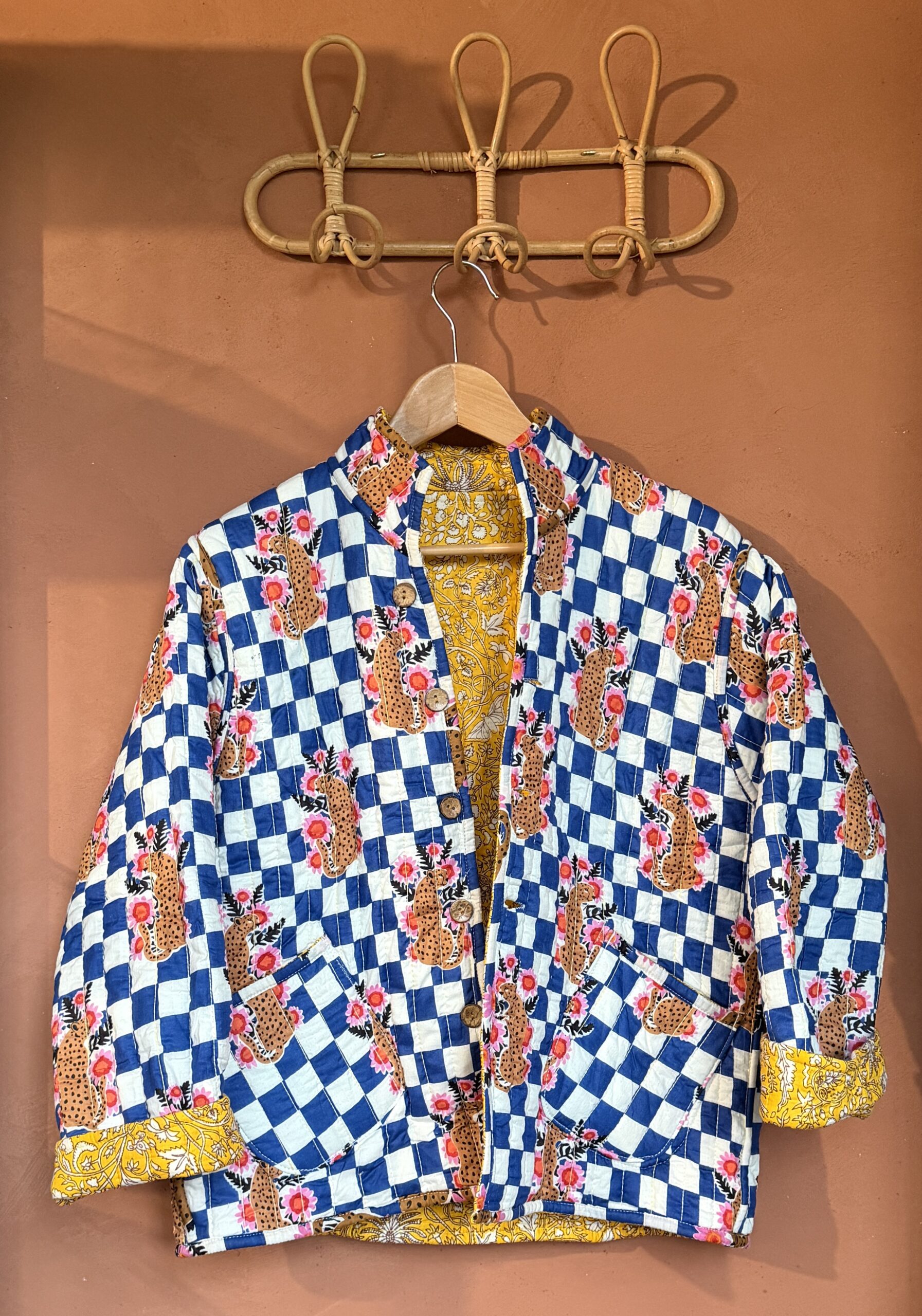 Veste matelassée, Coton indien, Fait main, Surpiqure artisanale, Confort, Chaleur, Vêtements ethniques, Mode durable, Vêtements faits à la main, Ma Jungle Family, moutarde Jaune butterfly papillon doublure damier bleu tigres