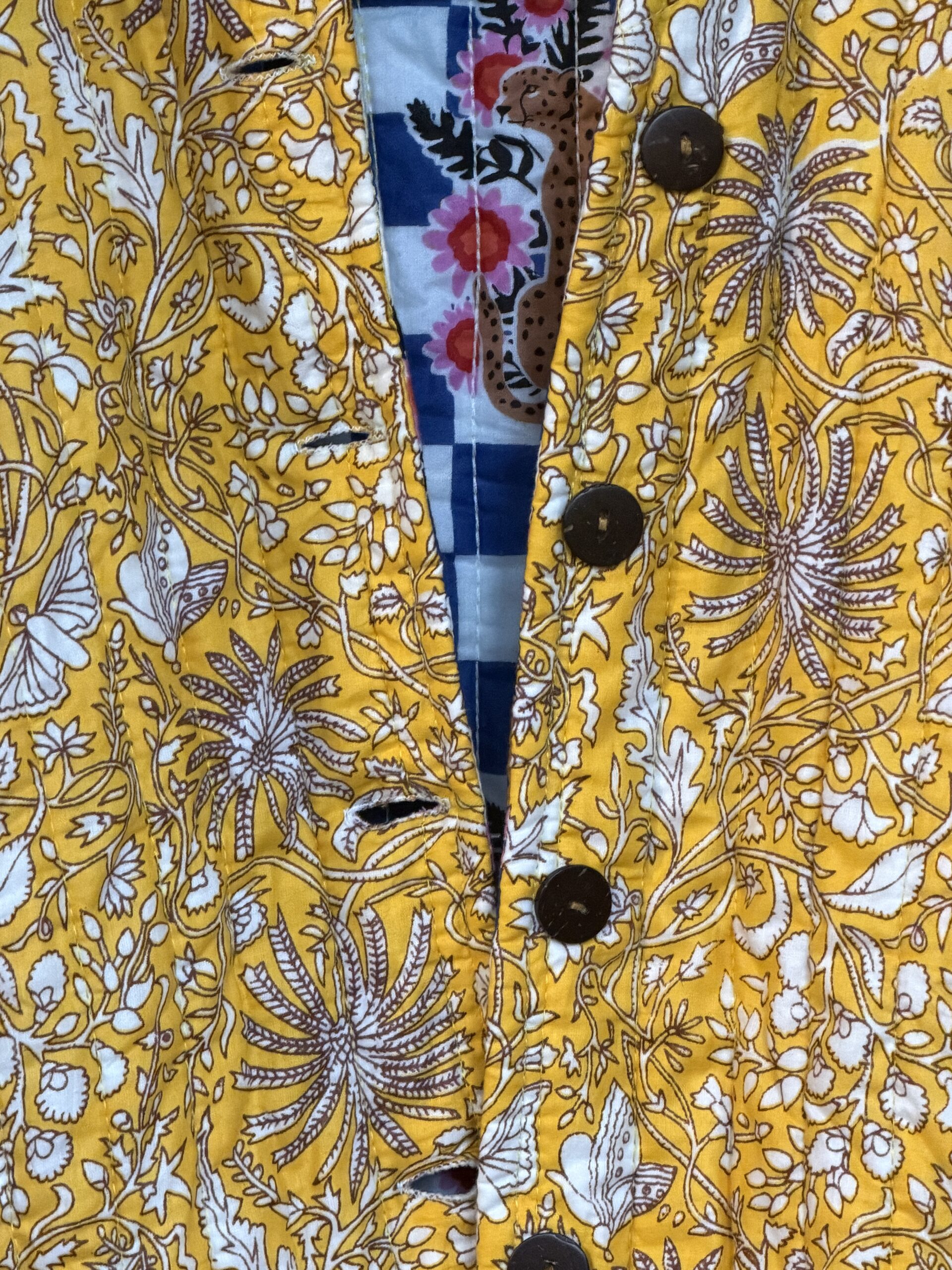 Veste matelassée, Coton indien, Fait main, Surpiqure artisanale, Confort, Chaleur, Vêtements ethniques, Mode durable, Vêtements faits à la main, Ma Jungle Family, moutarde Jaune butterfly papillon doublure damier bleu tigres