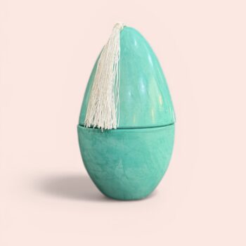 Bougie artisanale en terre cuite en forme d’œuf, fabriquée à la main au Maroc, objet décoratif aux finitions naturelles. Détail de bougie en terre cuite façonnée à la main, texture brute et nuances naturelles, artisanat du Maroc. Bougie artisanale en terre cuite vert céladon, faite main au Maroc, objet déco unique et authentique. Ma Jungle Family