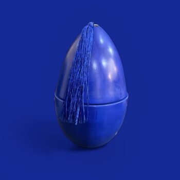 Bougie artisanale en terre cuite en forme d’œuf, fabriquée à la main au Maroc, objet décoratif aux finitions naturelles. Détail de bougie en terre cuite façonnée à la main, texture brute et nuances naturelles, artisanat du Maroc. Bougie artisanale en terre cuite bleu majorelle, Marrakech, Yves saint Laurent, faite main au Maroc, objet déco unique et authentique. Ma Jungle Family