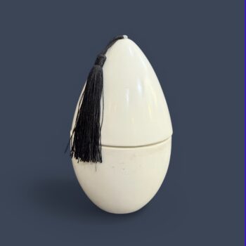 Bougie artisanale en terre cuite en forme d’œuf, fabriquée à la main au Maroc, objet décoratif aux finitions naturelles. Détail de bougie en terre cuite façonnée à la main, texture brute et nuances naturelles, artisanat du Maroc. Bougie artisanale en terre cuite bleu majorelle, Marrakech, Yves saint Laurent, faite main au Maroc, objet déco unique et authentique. Ma Jungle Family, Tadelakt écru, pompon noir