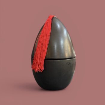 Bougie artisanale en terre cuite en forme d’œuf, fabriquée à la main au Maroc, objet décoratif aux finitions naturelles. Détail de bougie en terre cuite façonnée à la main, texture brute et nuances naturelles, artisanat du Maroc. Bougie artisanale en terre cuite vert céladon, faite main au Maroc, objet déco unique et authentique. Ma Jungle Family