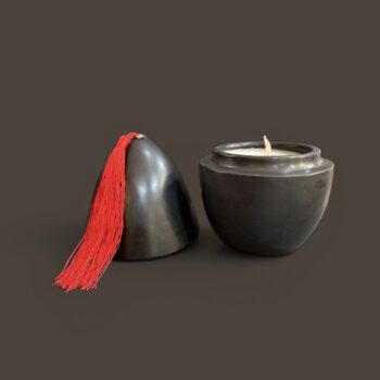 Bougie artisanale en terre cuite en forme d’œuf, fabriquée à la main au Maroc, objet décoratif aux finitions naturelles. Détail de bougie en terre cuite façonnée à la main, texture brute et nuances naturelles, artisanat du Maroc. Bougie artisanale en terre cuite vert céladon, faite main au Maroc, objet déco unique et authentique. Ma Jungle Family