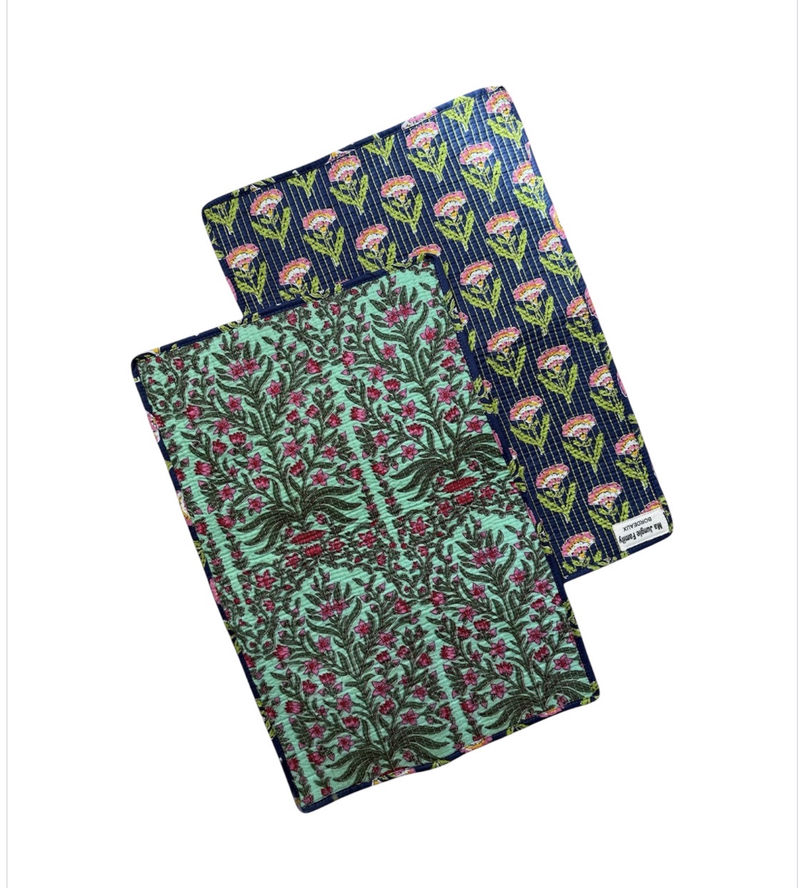 set de table matelassé coton indien fait main a jaipur motif fleuri au blockprint vert émeraude violet fleurs rose fluo Ma Jungle Family Bleu nuit fleur de dahlia rouge, noir a fleurs papillons, butterfly. Reversible, turquoise bleu marine a fleur roses