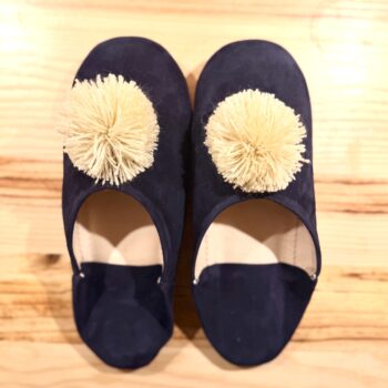 Babouches marine à pompons écrus en cuir et daim fait main au Maroc Ma Jungle Family