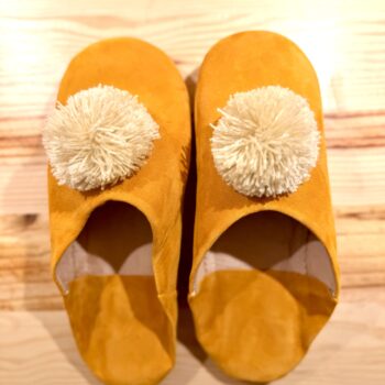 Babouches safran à pompons écrus en cuir et daim fait main au Maroc Ma Jungle Family