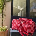 Détails patchwork blockprint sur sac en coton – fabrication artisanale 4. Grand sac week-end bohème en coton – motifs indiens blockprint 5. Sac multi-usages patchwork – voyage, sport, sac à langer 6. Sac patchwork artisanal fabriqué en Inde – blockprint traditionnel Ma Jungle Family deniers rose pink rouge