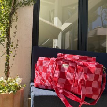 Détails patchwork blockprint sur sac en coton – fabrication artisanale 4. Grand sac week-end bohème en coton – motifs indiens blockprint 5. Sac multi-usages patchwork – voyage, sport, sac à langer 6. Sac patchwork artisanal fabriqué en Inde – blockprint traditionnel Ma Jungle Family deniers rose pink rouge