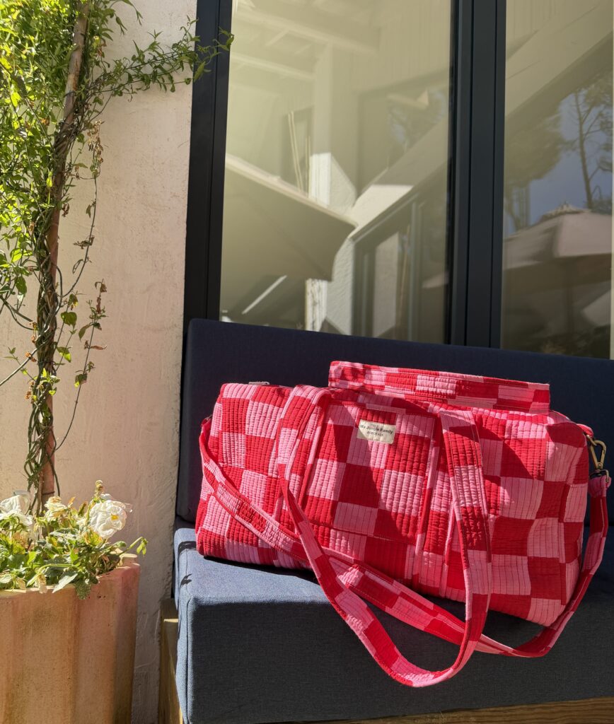 Détails patchwork blockprint sur sac en coton – fabrication artisanale 4. Grand sac week-end bohème en coton – motifs indiens blockprint 5. Sac multi-usages patchwork – voyage, sport, sac à langer 6. Sac patchwork artisanal fabriqué en Inde – blockprint traditionnel Ma Jungle Family deniers rose pink rouge