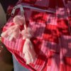 Détails patchwork blockprint sur sac en coton – fabrication artisanale 4. Grand sac week-end bohème en coton – motifs indiens blockprint 5. Sac multi-usages patchwork – voyage, sport, sac à langer 6. Sac patchwork artisanal fabriqué en Inde – blockprint traditionnel Ma Jungle Family deniers rose pink rouge