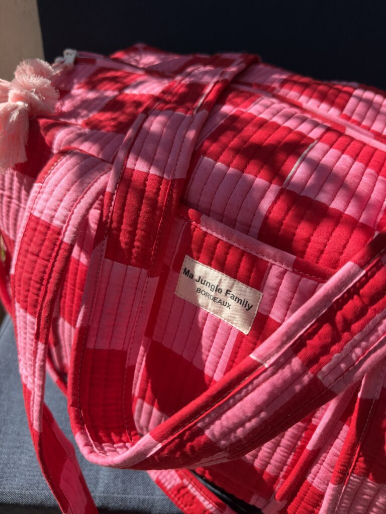 Détails patchwork blockprint sur sac en coton – fabrication artisanale 4. Grand sac week-end bohème en coton – motifs indiens blockprint 5. Sac multi-usages patchwork – voyage, sport, sac à langer 6. Sac patchwork artisanal fabriqué en Inde – blockprint traditionnel Ma Jungle Family deniers rose pink rouge