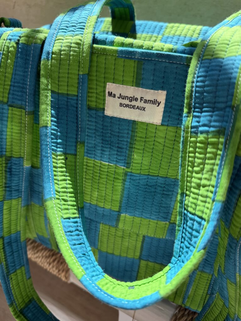 Détails patchwork blockprint sur sac en coton – fabrication artisanale 4. Grand sac week-end bohème en coton – motifs indiens blockprint 5. Sac multi-usages patchwork – voyage, sport, sac à langer 6. Sac patchwork artisanal fabriqué en Inde – blockprint traditionnel Ma Jungle Family deniers vert green