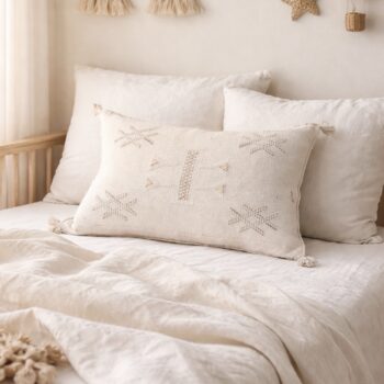 Housse de Coussin berbère en fibre de cactus sabra fait main au Maroc artisanat broderie rose pale design bohème décoration bohème MA Jungle Family