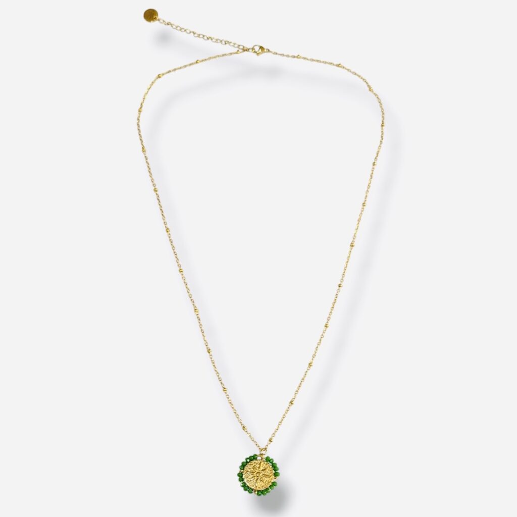 Medaille porte-bonheur, Santa Maria, rose des vents, perles vertes, chaîne dorée avec des perles dorées, Ma Jungle Family, palas