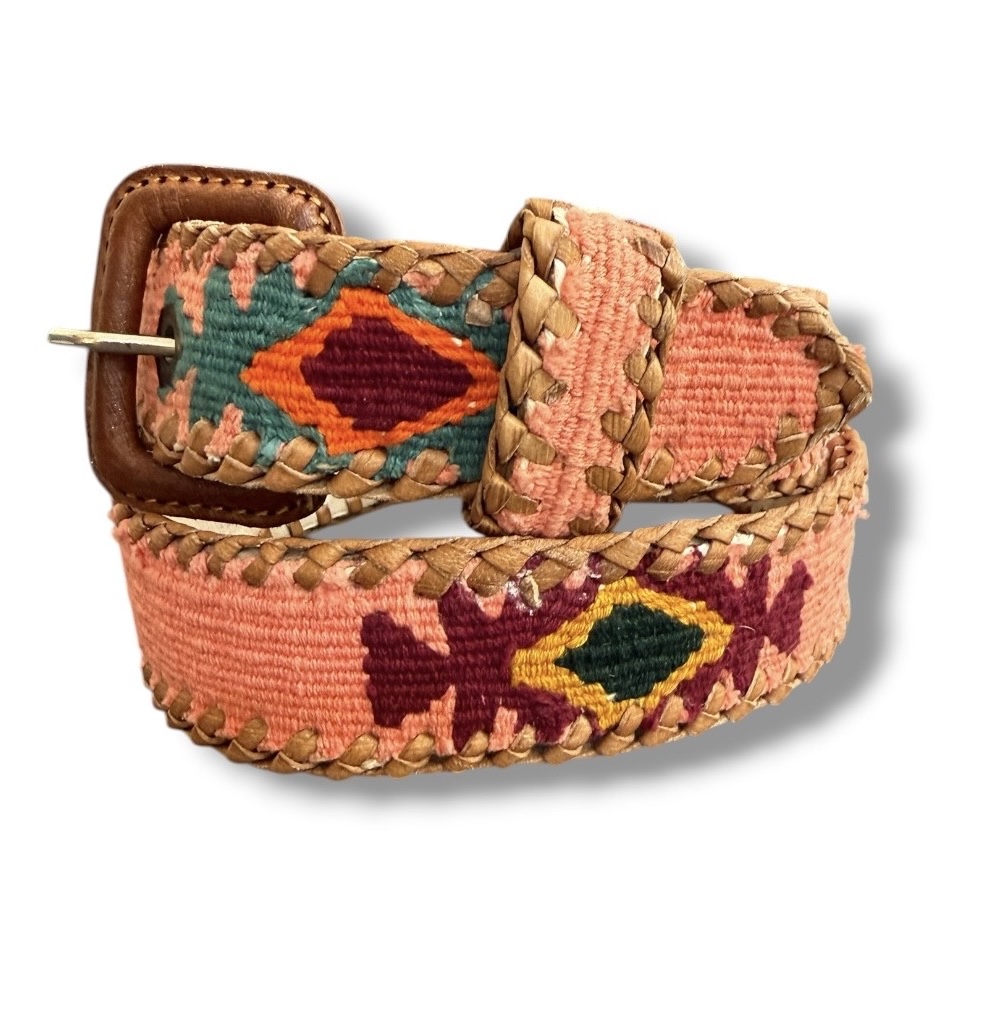 Ceinture brodée ethnique au Guatemala la mansa latch, ceinture en cuir, artisanat MA JUngle Family, couleur corail et dessins originaux ethniques