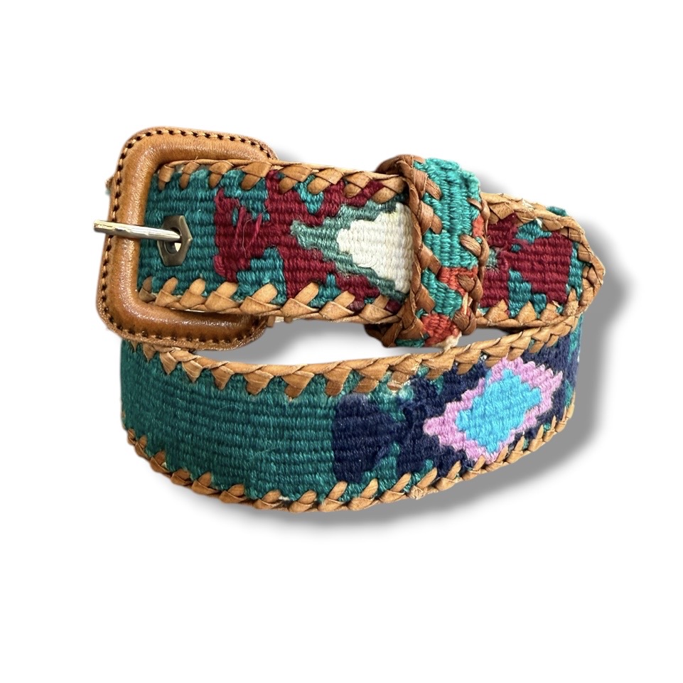 Ceinture brodée ethnique au Guatemala la mansa latch, ceinture en cuir, artisanat MA Jungle Family, couleur vert emeraude et dessins originaux ethniques