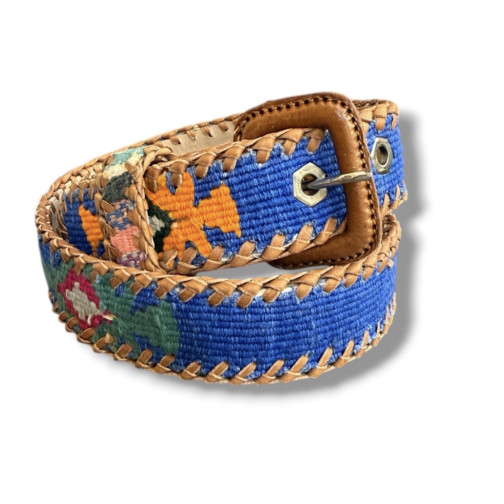 Ceinture brodée ethnique au Guatemala la mansa latch, ceinture en cuir, artisanat MA Jungle Family, couleur bleu majorelle et dessins originaux ethniques