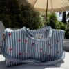 Sac week-end chic raye bleu avec des cœurs rouge, Ma Jungle Family, sac a langer