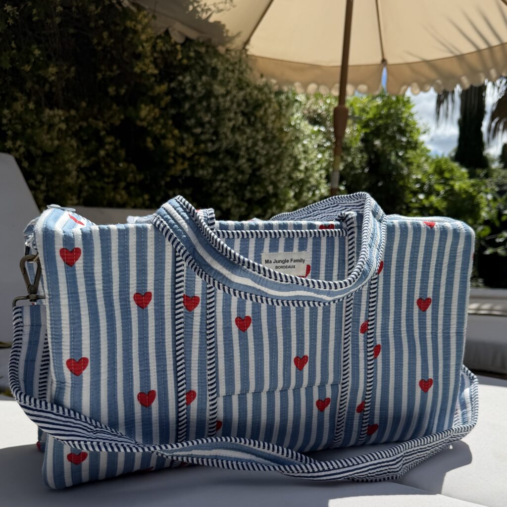 Sac week-end chic raye bleu avec des cœurs rouge, Ma Jungle Family, sac a langer