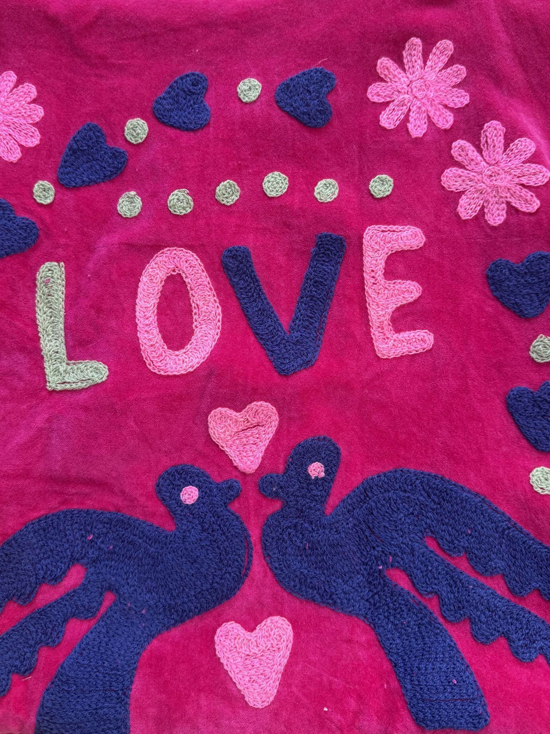 Sac cabas en velours brodé LOVE fuschia, mode boheme, Ma Jungle Family