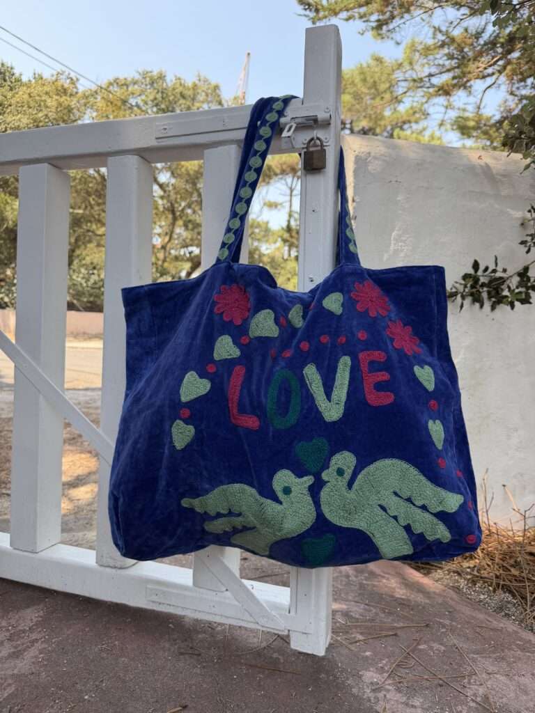 Sac de plage en velours brodé LOVE bleu électrique Ma JUngle Family