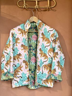 Veste matelassée, Coton indien, Fait main, Surpiqure artisanale, Confort, Chaleur, Vêtements ethniques, Mode durable, Vêtements faits à la main, Ma Jungle Family, kaki jungle rose poudrée, tigre, palmier, papillon doublure damier bleu tigres, vert à fleurs roses