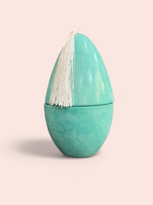 Bougie artisanale en terre cuite en forme d’œuf, fabriquée à la main au Maroc, objet décoratif aux finitions naturelles. Détail de bougie en terre cuite façonnée à la main, texture brute et nuances naturelles, artisanat du Maroc. Bougie artisanale en terre cuite vert céladon, faite main au Maroc, objet déco unique et authentique. Ma Jungle Family