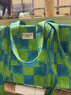 Détails patchwork blockprint sur sac en coton – fabrication artisanale 4. Grand sac week-end bohème en coton – motifs indiens blockprint 5. Sac multi-usages patchwork – voyage, sport, sac à langer 6. Sac patchwork artisanal fabriqué en Inde – blockprint traditionnel Ma Jungle Family deniers vert green