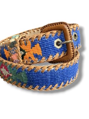 Ceinture brodée ethnique au Guatemala la mansa latch, ceinture en cuir, artisanat MA Jungle Family, couleur bleu majorelle et dessins originaux ethniques
