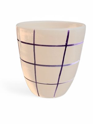 Mug en terre cuite blanche avec des cœurs rouges love ligne épurée Ma Jungle Family, carreaux noirs et violet, moderne et rétro, tasse à thé, café