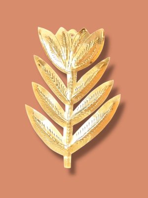 Tulipe décorative en laiton gravé à la main, suspendu sur un mur blanc, mettant en valeur les motifs artisanaux marocains ma Jungle Family