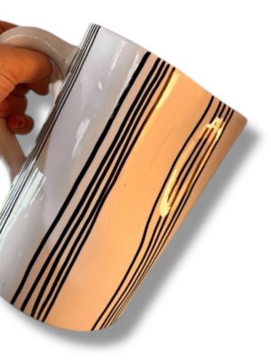 Carafe vase pichet beldi en ceramique bleu canard blanche fabriqué à la main au maroc gravure Ma Jungle Family chabichic carafe pichet Rayures marine Essaouira